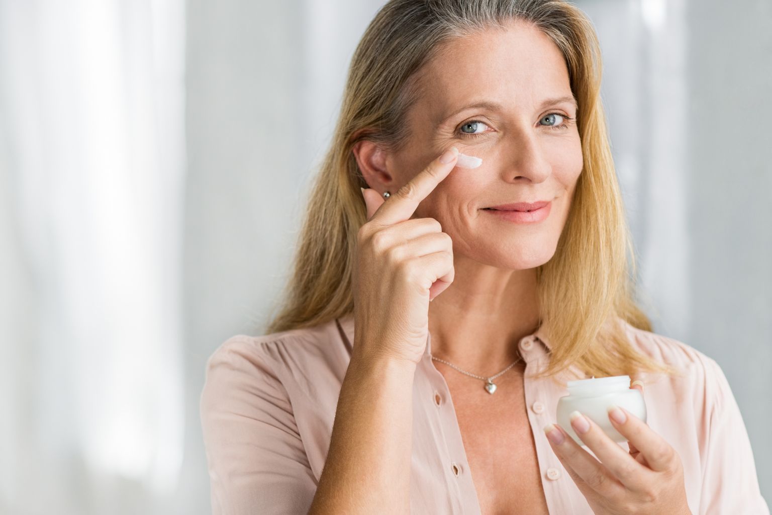 Paura di invecchiare: come combatterla con la cosmesi naturale e gli integratori