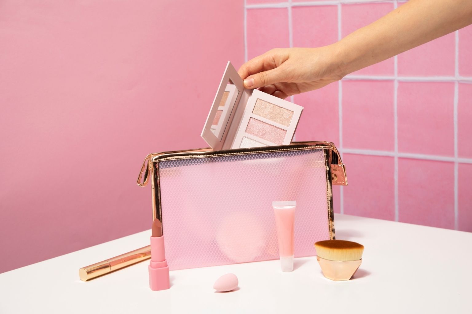 Viaggia Leggero con la Trousse Nuxe: Il Compagno Ideale per la Tua Bellezza