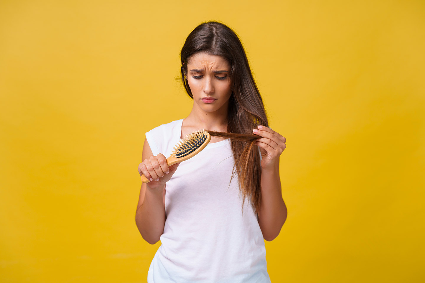 Cura dei capelli in primavera: come prevenire la caduta stagionale